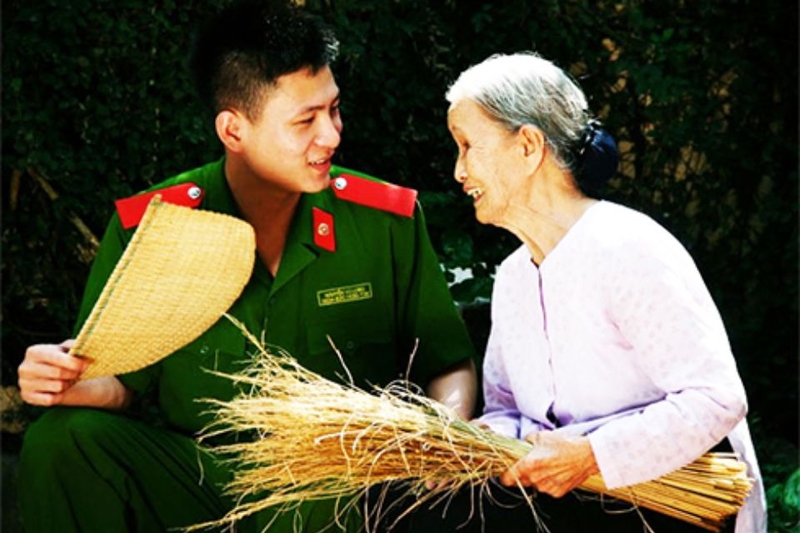 Về thăm mẹ