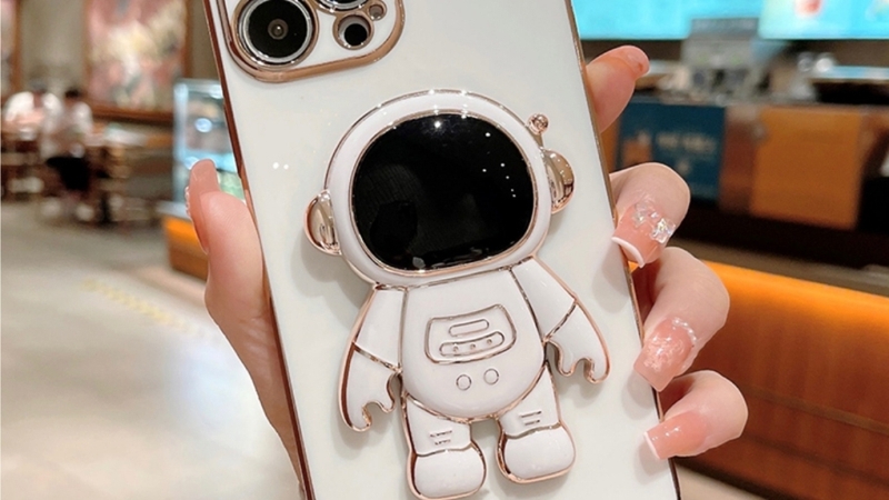Ốp lưng in hình phi hành gia mang đến cho bạn cảm giác như đang được bay lên vũ trụ