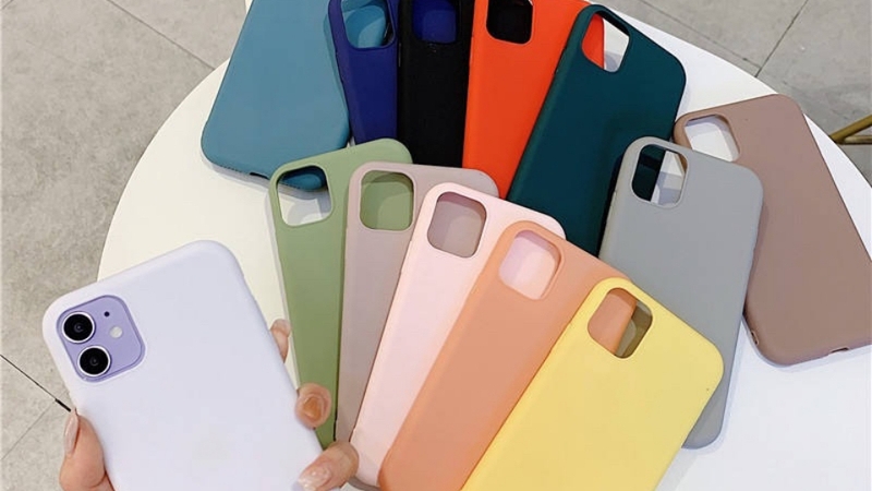 Mẫu ốp lưng trơn có màu cũng thiết kế theo phong cách tối giản và không in hoạ tiết cầu kì
