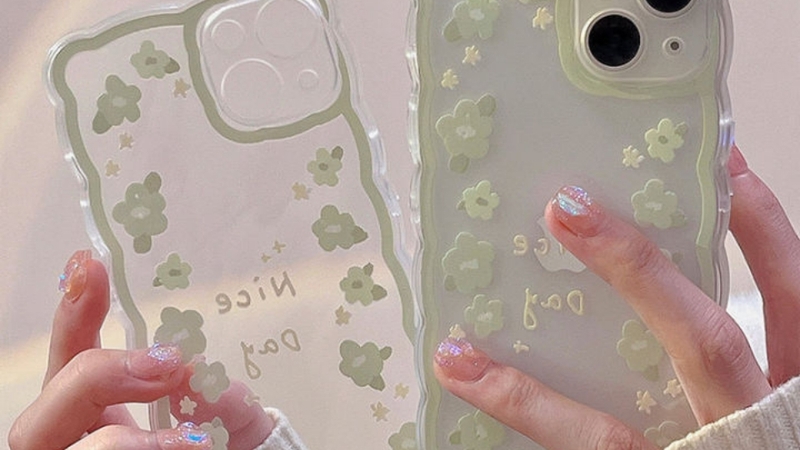 Mẫu ốp có nhiều kiểu dáng như cánh đồng hoa, in những bông hoa nhỏ hay cánh hoa rơi