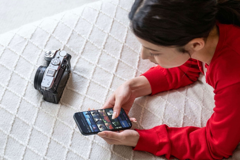 Nikon Z5IIC kết nối với điện thoại, thuận tiện cho nhu cầu livestream và làm việc với nội dung trên thiết bị di động.