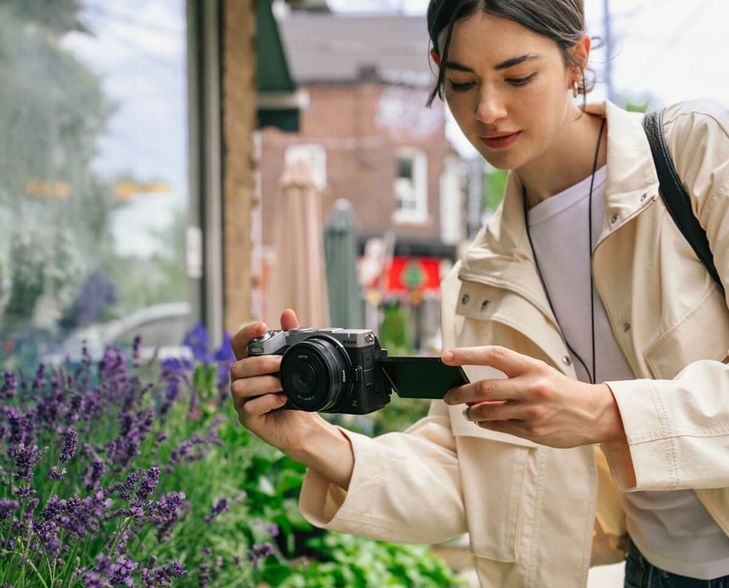 Màn hình xoay lật 3,2 inch trên Nikon Z5IIC giúp người dùng dễ căn khung ở nhiều góc chụp khác nhau.