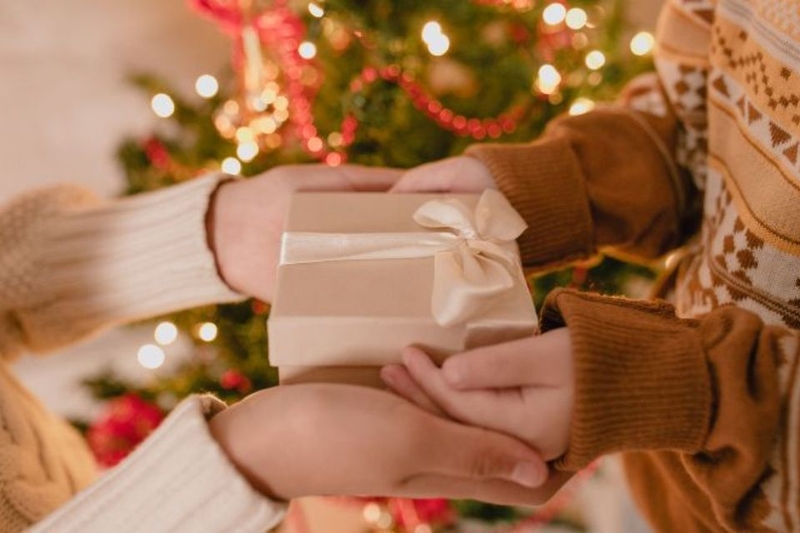 Noel có nên tặng quà không?