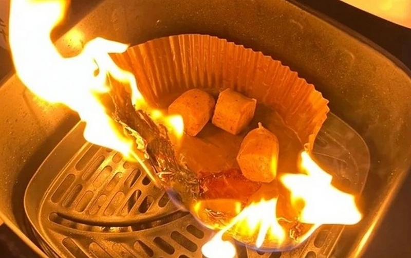 nồi chi&ecirc;n kh&ocirc;ng dầu bị ch&aacute;y c&oacute; sao kh&ocirc;ng ảnh 1