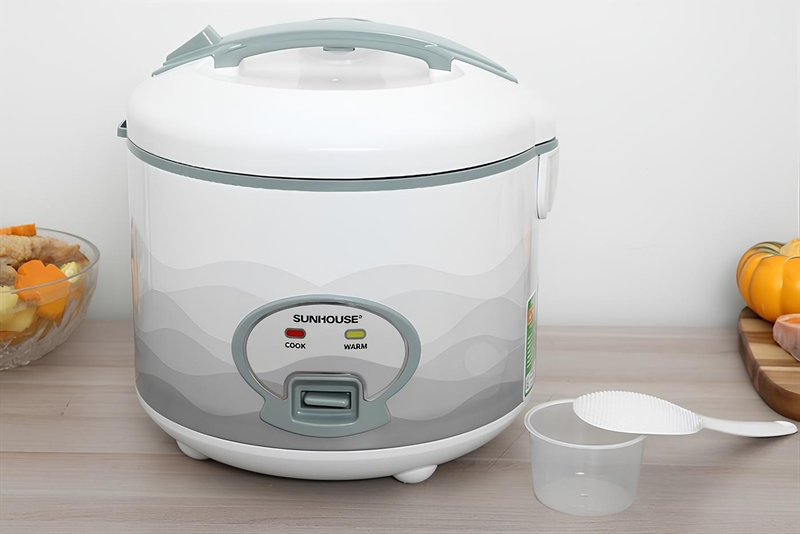 Do đáy nồi có nước hoặc vật thể lạ