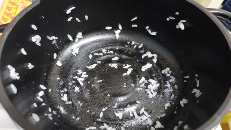 nồi cơm điện nấu bị dính cơm 1