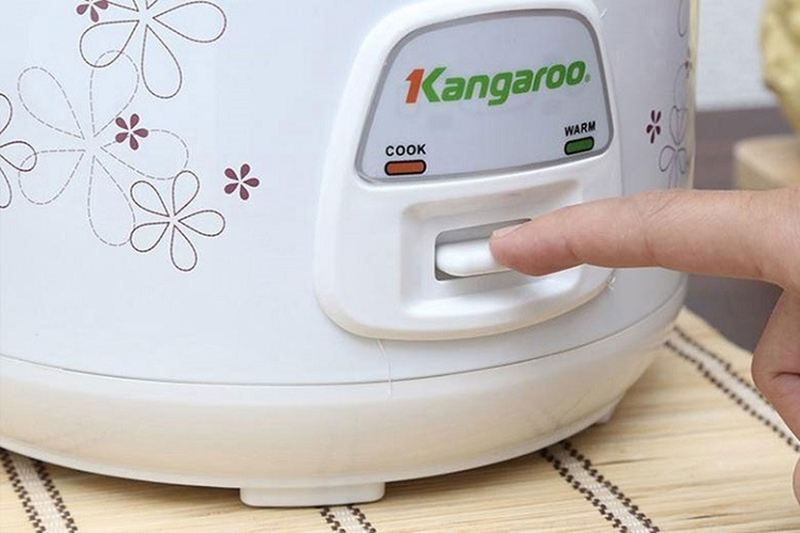 Nồi cơm điện nấu cơm bị cháy 5