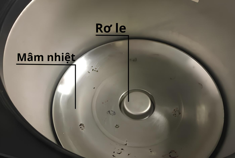 Nồi cơm điện nấu cơm bị cháy 7