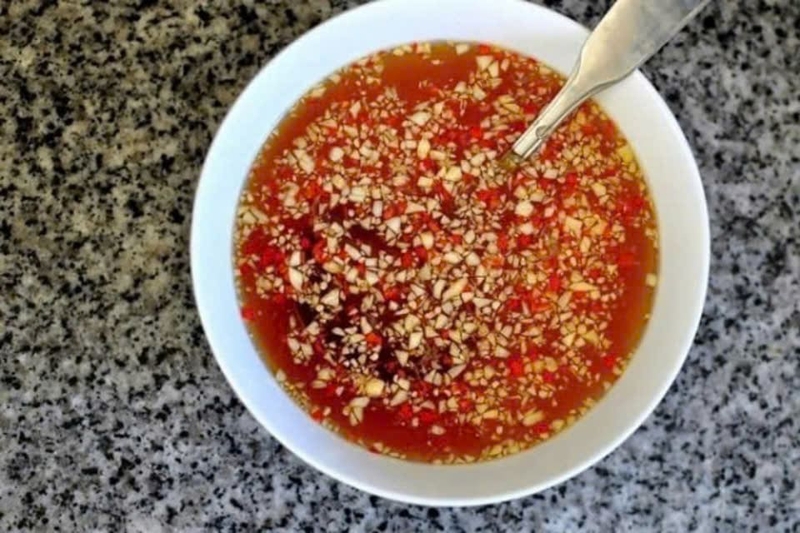 Pha nước trộn nộm sứa xoài