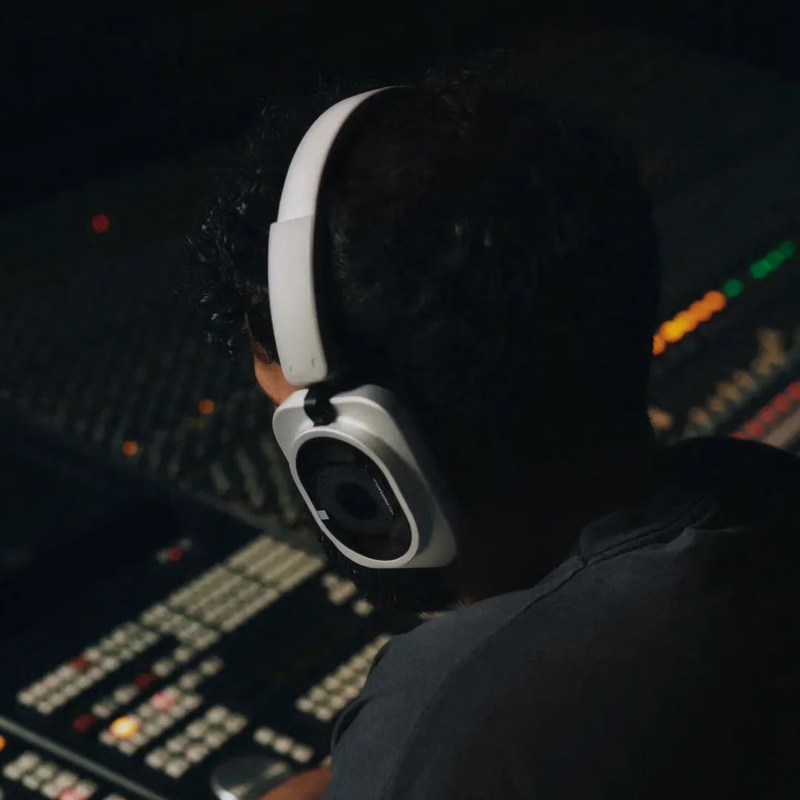 Studio B trên Nothing Headphone (1) Pro mô phỏng không gian phòng thu của Metropolis Studios để tạo trải nghiệm nghe mang màu sắc studio.