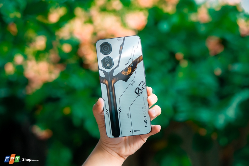 Nubia Neo 2 mang đến một thiết kế đậm chất gaming