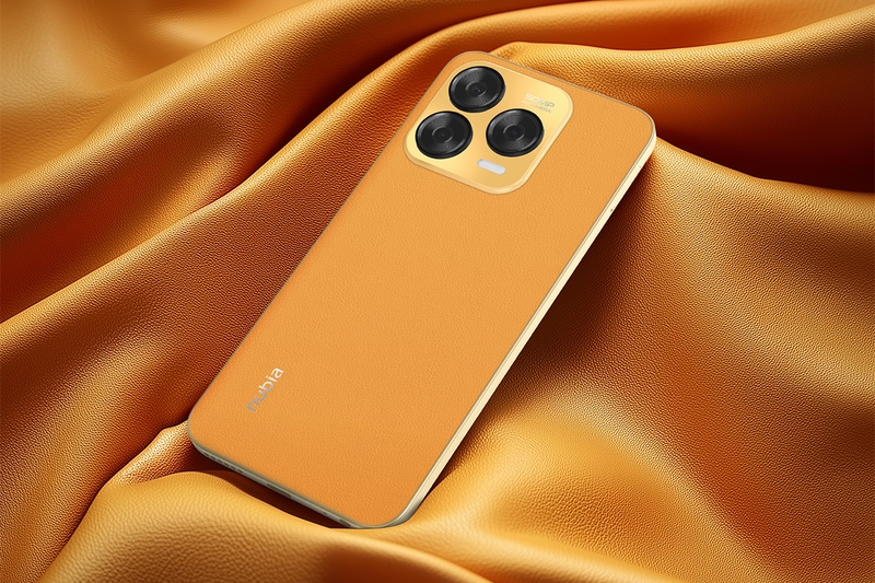Về kích thước, Nubia V70 Design có chiều dài 165.8mm, rộng 77.1mm và dày 8.2mm