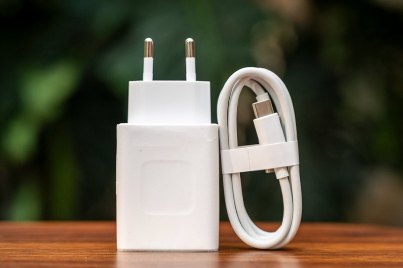 Hệ thống pin 6.000 mAh và sạc nhanh 33 W hướng đến nhu cầu sử dụng điện thoại trong thời gian dài