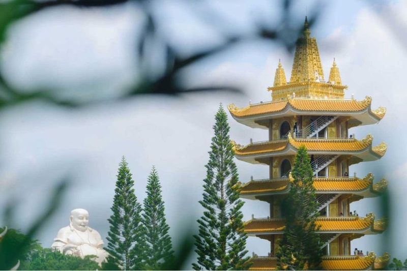 Ngắm tháp chuông 9 tầng tại chùa Vạn Linh
