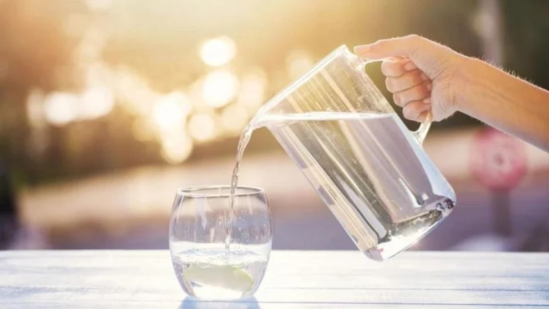 Nên uống nước đun sôi để nguội hay nước lọc?