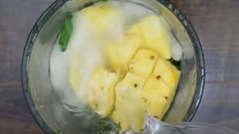 Nước ép cải bó xôi và dứa 2