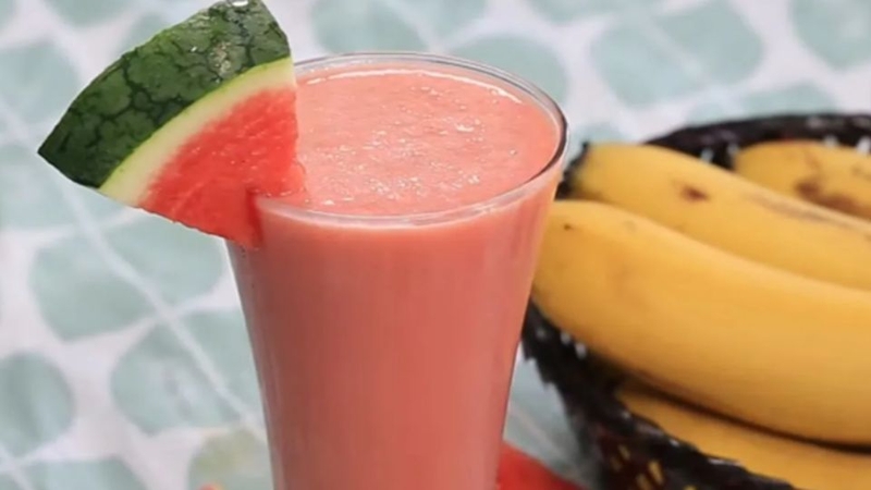 Nước ép chuối và dưa hấu