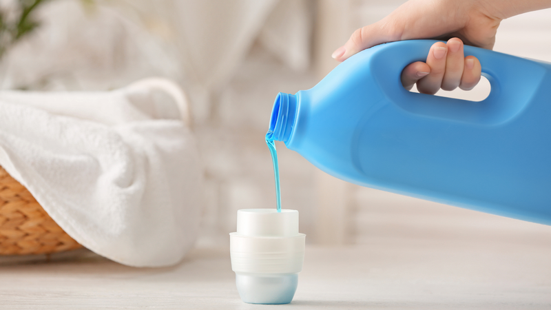 Đầu tiên, hãy pha một lượng nước giặt vừa đủ với nước sạch