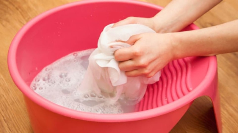 Hướng dẫn sử dụng nước giặt máy để giặt tay
