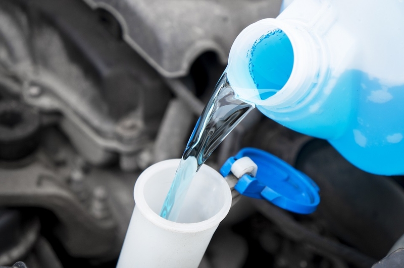 Nước rửa kính ô tô là gì? Những tác dụng của nước rửa kính ô tô