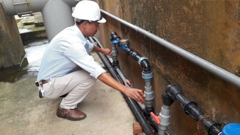 Nhà máy nước sửa chữa đường ống