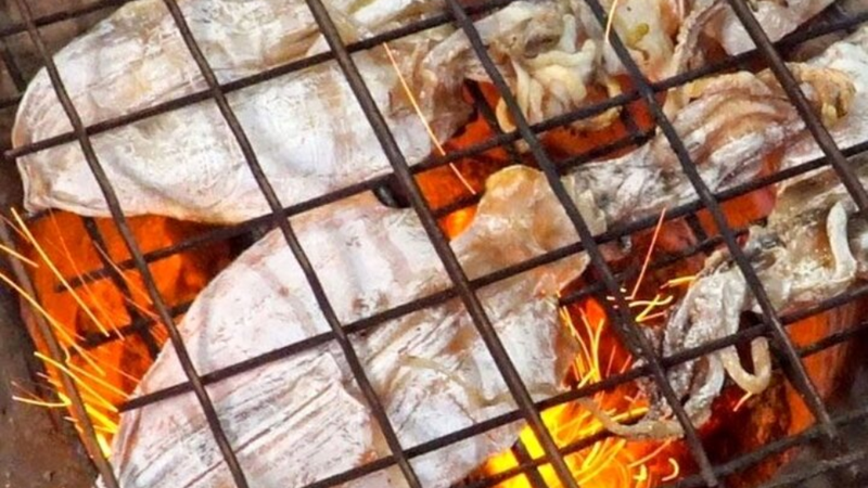 Nướng mực bằng than hoa hay cồn ngon hơn 1