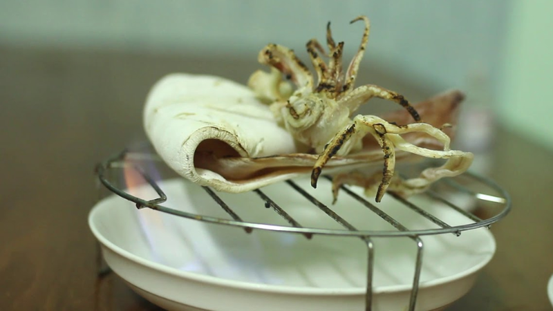 Nướng mực bằng than hoa hay cồn ngon hơn 4