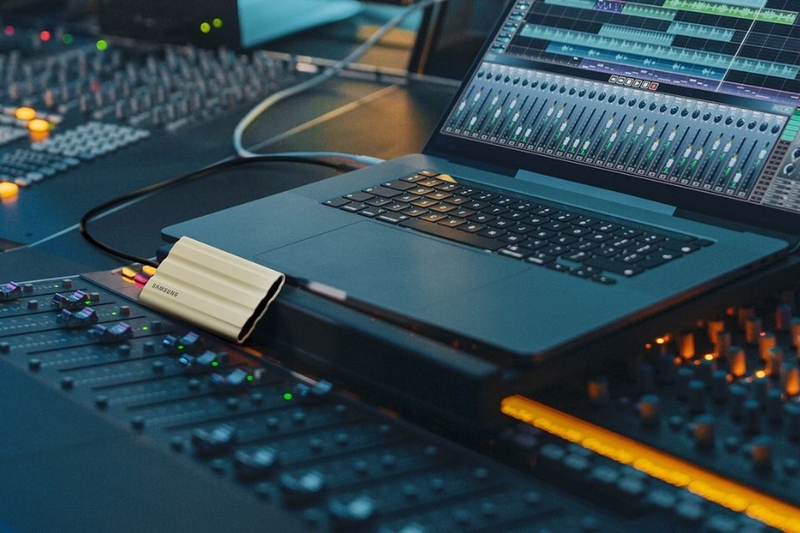 o-cung-di-dong-ssd-samsung-t7-shield-2tb-mu-pe2t0rww-4.jpg