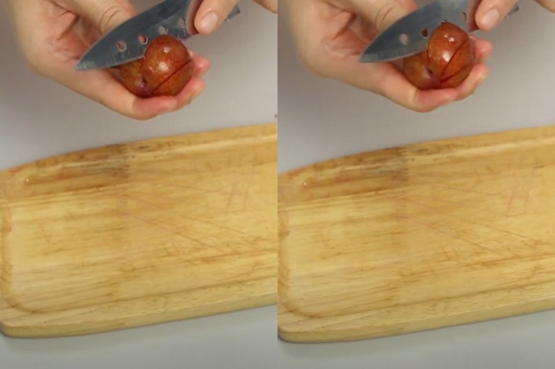 Dùng dao khía nhẹ quanh quả mận thành 4 - 6 đường dọc