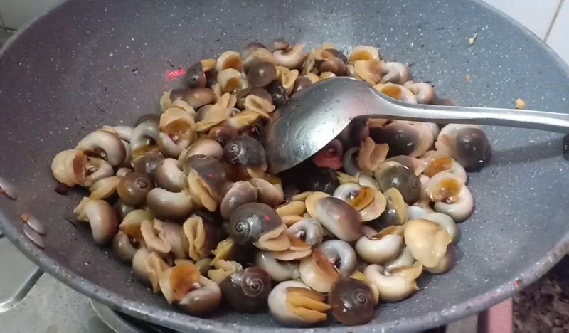 ốc mỡ xào bơ tỏi hình 1