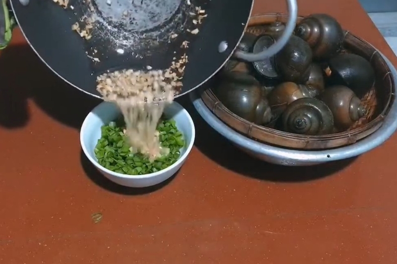 ốc nướng mỡ hành hình 2