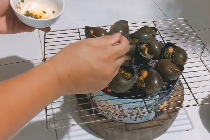 ốc nướng mỡ hành hình 7