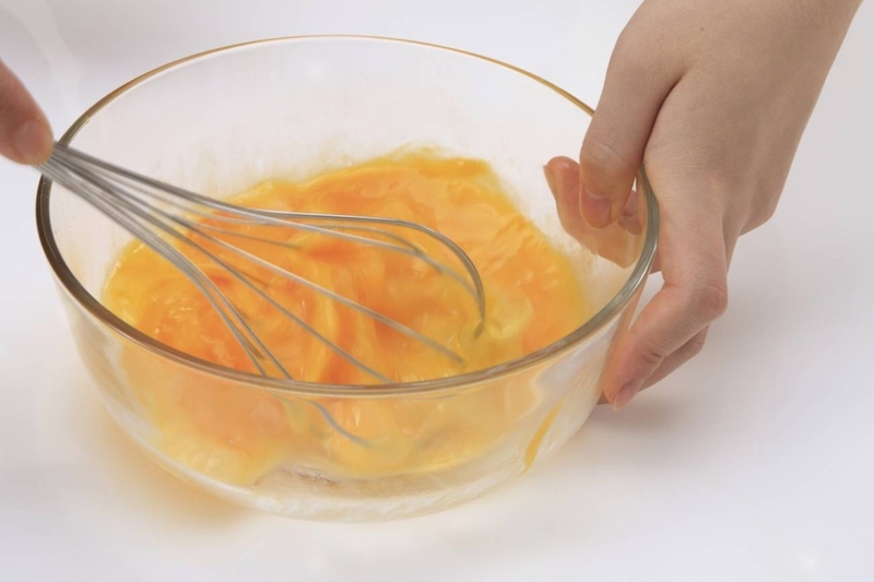 Chuẩn bị hỗn hợp trứng