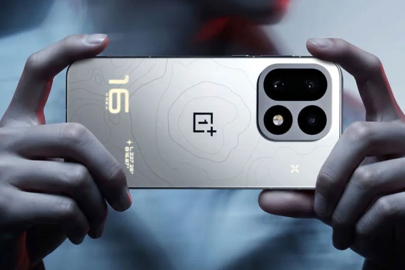 OnePlus 16 sở hữu cụm ba camera sau, nổi bật với cảm biến chính 200 MP và ống kính tele tiềm vọng.