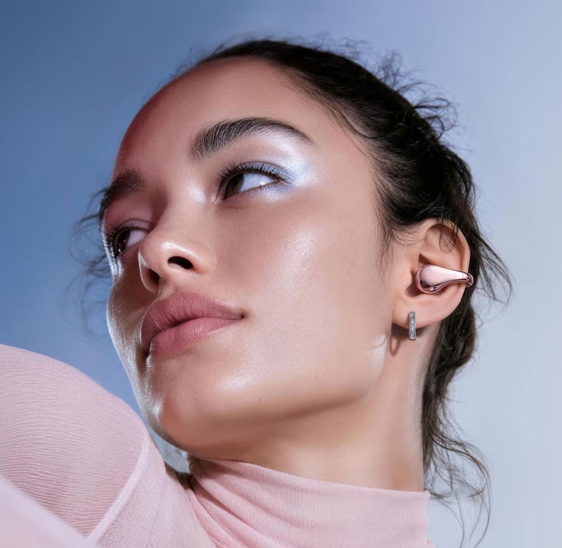 Thiết kế đối xứng giúp OnePlus Buds Clip linh hoạt sử dụng ở cả tai trái và tai phải.