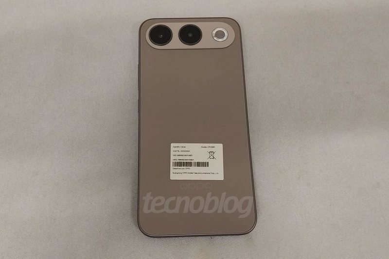 Mặt lưng OPPO A7 Pro 5G nổi bật với cụm camera kép bố trí theo chiều ngang.