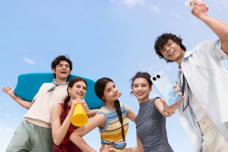 Camera selfie 50 MP góc rộng 100 độ trên OPPO A7 Pro 5G giúp ghi lại nhiều người hơn trong cùng khung hình.