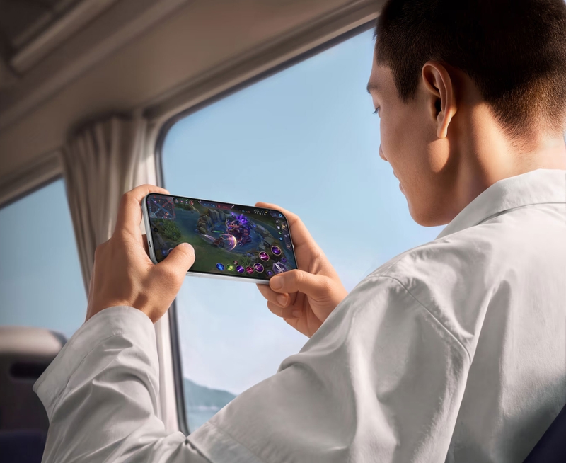 Màn hình OPPO Find X10 Pro Max duy trì khả năng hiển thị rõ trong nhiều điều kiện ánh sáng.