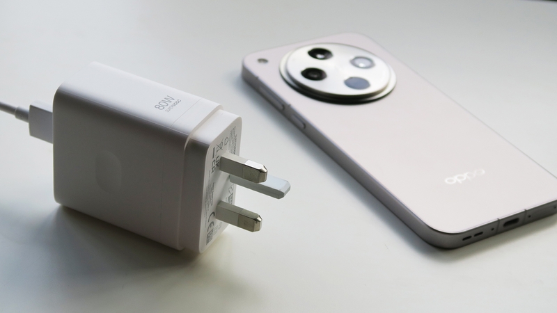 Yêu cầu phụ kiện chuẩn SuperVOOC để đạt tốc độ sạc tối đa