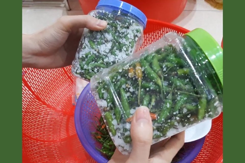 Ớt ngâm muối - Món ăn quen thuộc trong bữa cơm gia đình