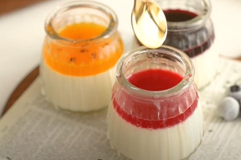 Rưới thêm một lớp sốt trái cây lên trên để trông panna cotta hấp dẫn hơn