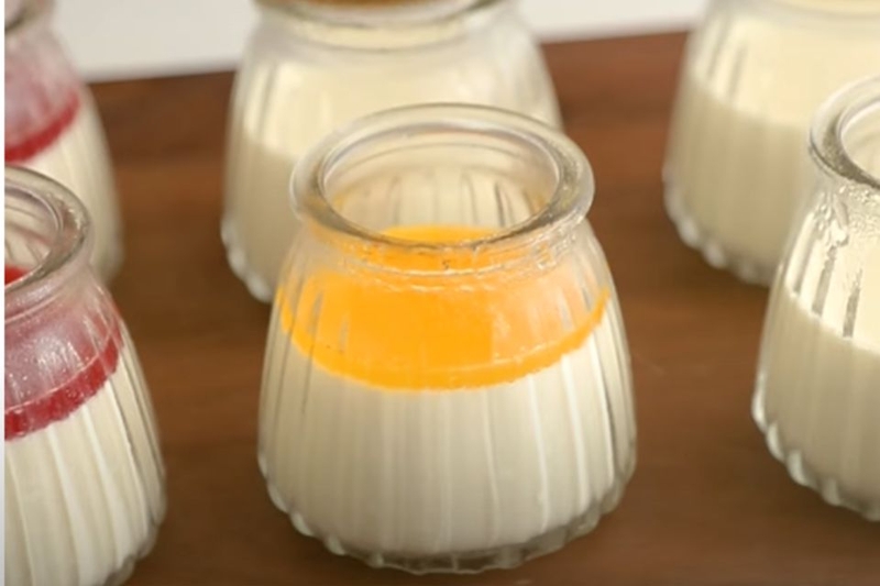 Cho hỗn hợp sốt trái cây vào cùng hỗn hợp sữa, kem, đường và gelatin