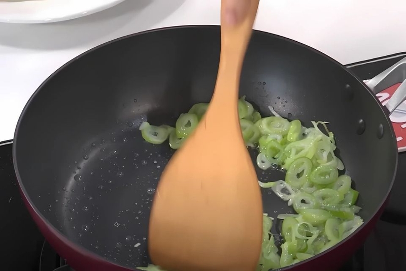 phi hành nấu bắp non xào mì căn