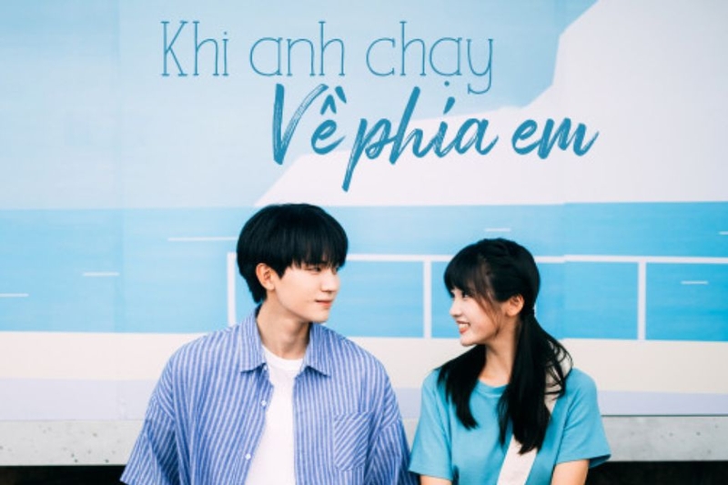 Khi anh chạy về phía em