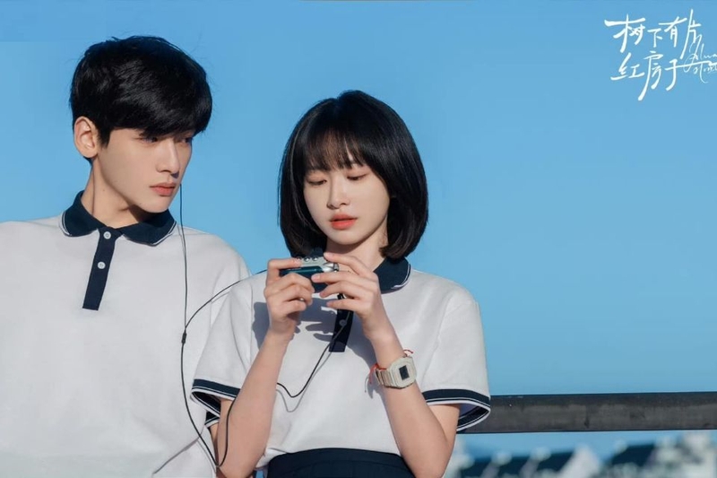 Dưới tán cây có ngôi nhà mái đỏ