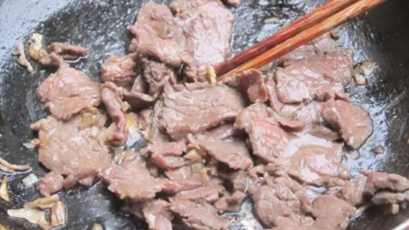 Bước 2: Xào thịt bò