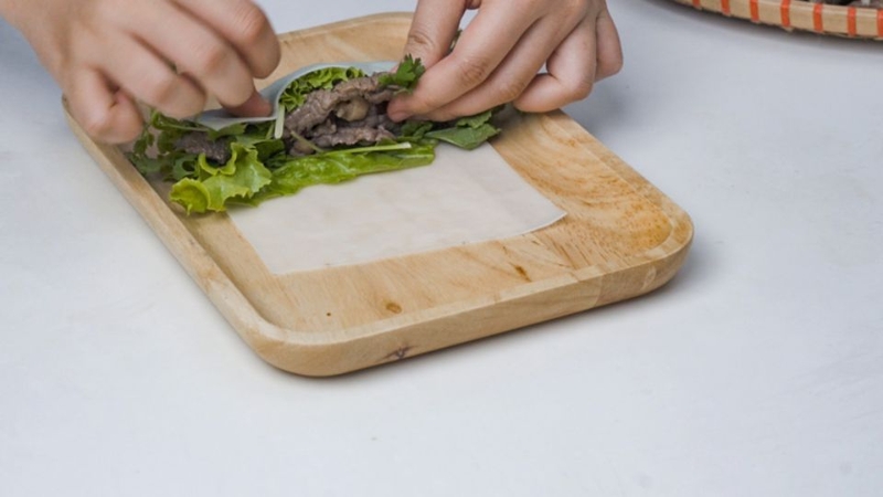 Bước 3: Cuốn phở
