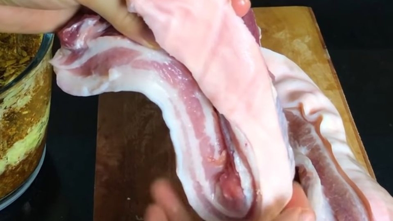 Bước 1: Sơ chế và ướp thịt
