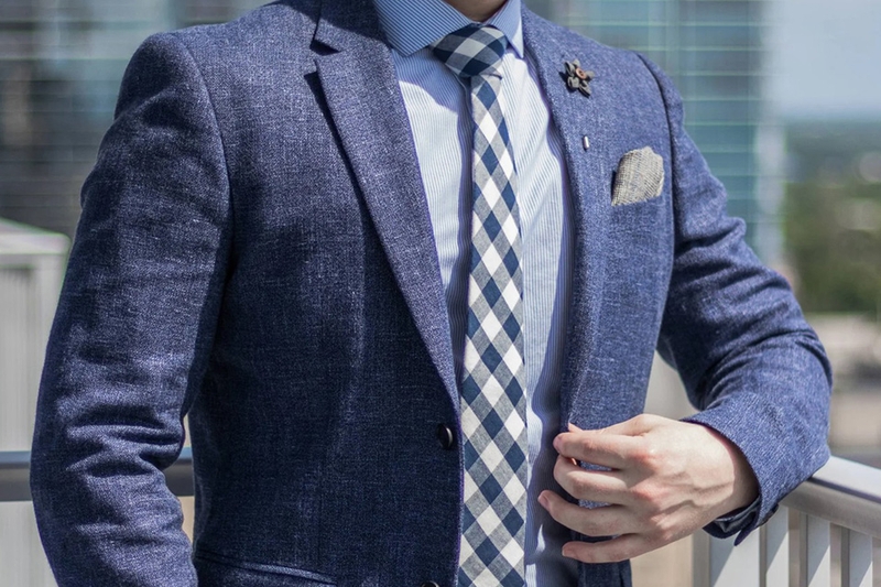 Appropriate được dùng khi nói về sự phù hợp trong bối cảnh trang trọng hoặc chuẩn mực xã hội