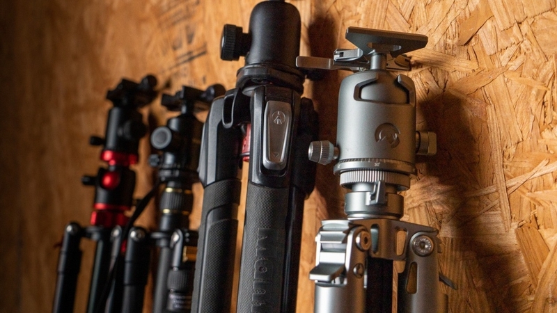 Chân máy ảnh - Tripod là dụng cụ có 3 chân trụ dùng để đỡ máy khi chụp hình